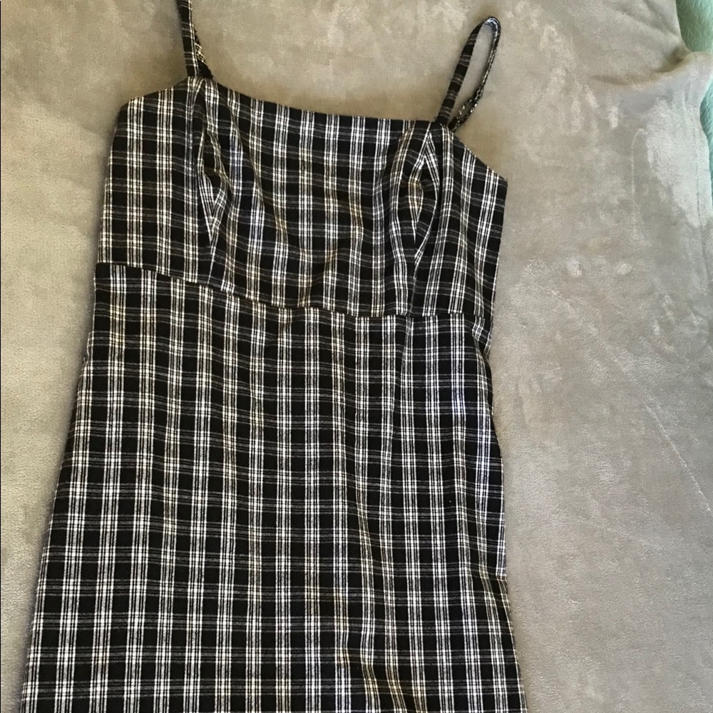 black, white and gray hollister dress